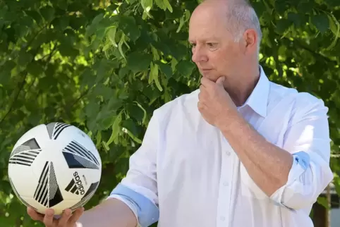 „Fußball oder nicht Fußball?“ ist hier die Frage in Anlehnung an Shakespeare. Schriftsteller Jean Philippe Devise aus Spirkelbac