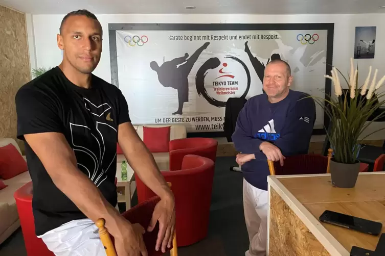 Seit 23 Jahren sind Jonathan Horne, der Karate-Weltmeister, und Trainer Uwe Schwehm (rechts) ein Team. Der Trainer sagt: „So lan