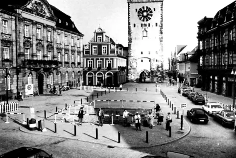 Ende der 1980er-Jahre: Auf dem gerade neugestalteten Postplatz ist das Baufeld für den umstrittenen Kiosk vorbereitet.