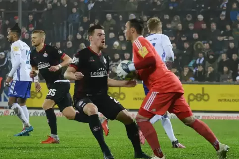 FKP gegen FCK, ein Westpfalz-Klassiker. Hier eine Szene mit FKP-Keeper Benjamin Reitz vom Pokalspiel 2019.