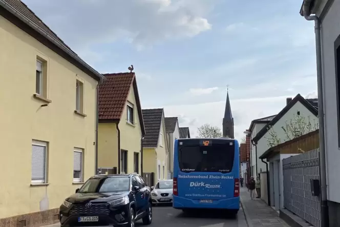 Nach Überzeugung der Anwohner zu viel schmal für die Omnibusse der Linie 467: die Heinrich-Reffert-Straße in Studernheim.