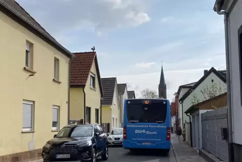 Nach Überzeugung der Anwohner zu viel schmal für die Omnibusse der Linie 467: die Heinrich-Reffert-Straße in Studernheim.