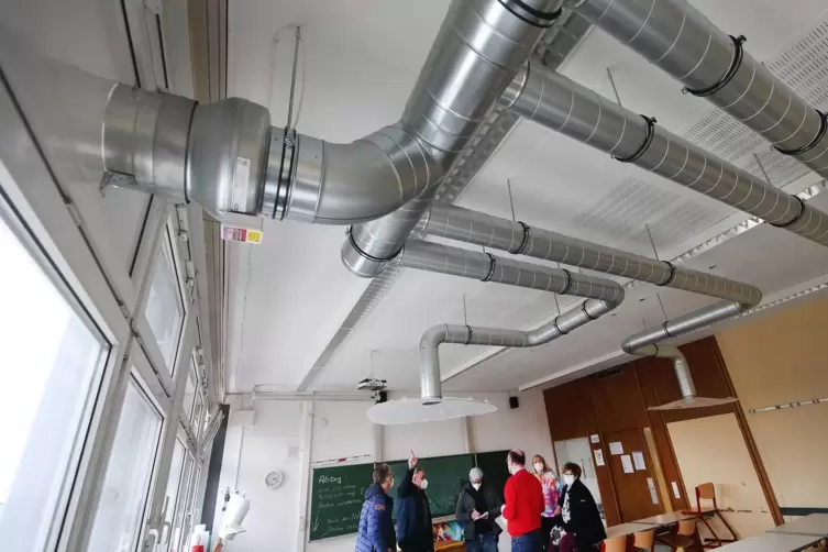 Dafür kann es jetzt Geld vom Bund geben: Abluftanlage in einem Gymnasium in Speyer.