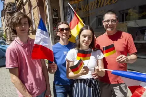 Freuen sich auf Deutschland gegen Frankreich bei der EM (von links) Mathieu, Elisabeth, Julie und Martin Krummel.
