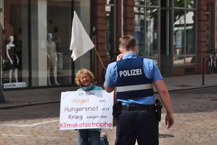 Am Samstagvormittag in der Gilgenstraße: Aktivistin und Polizist. 