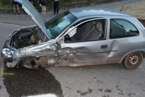 Das Auto der Unfallverursacherin wurde bei dem Unfall stark beschädigt. 