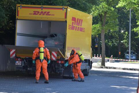 In diesem DHL-Lastwagen der Deutschen Post ist ein Behälter mit Kalilauge ausgelaufen. 