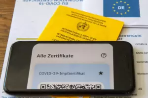 Der digitale Nachweis ist eine freiwillige Ergänzung des weiter gültigen gelben Impfheftes aus Papier. 