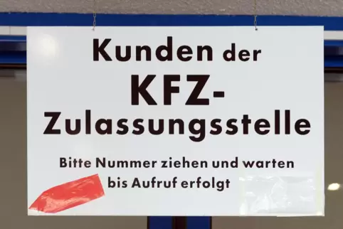 Reinkommen, Nummer ziehen und warten: Das ist bei den Kfz-Zulassungsstellen bis auf Weiteres nicht möglich. Wegen der Pandemie m