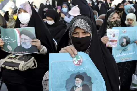 Sie wollen Ebrahim Raisi wählen: Anhängerinnen bei einer Kundgebung in Teheran am Montag. 