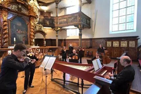 In der Dreifaltigkeitskirche: Robert Sattelberger (Cembalo), Heidelberger Kantatenorchester sowie Peter Jutz und Juliane Sauerbe