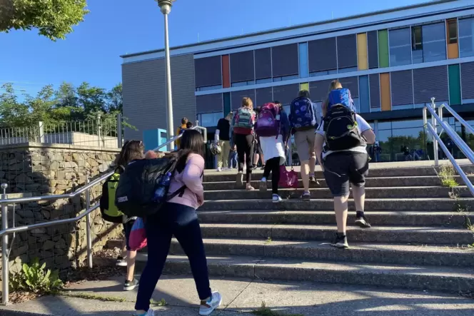 Zum Klassentreffen: Schüler der Mannlich-Realschule eilen am Montag ins Schulgebäude. Es ist der erste Tag des vollen Präsenzunt Zum Klassentreffen: Schüler der Mannlich-Realschule eilen am Montag ins Schulgebäude. Es ist der erste Tag des vollen Präsenzunt