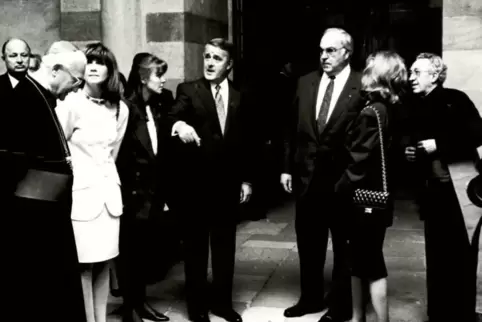 Zu Besuch im Speyerer Dom: Bundeskanzler Helmut Kohl (Dritter von rechts) mit dem kanadischen Premierminister Brian Mulroney (li