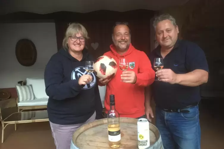 Geeint durch die Freude an Wein und Fußball: Das Team „Dackrem“ mit (von links) Kerstin Kirschner, Michael Gajewski und Jürgen H