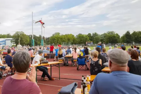 Im vergangenen Jahr waren in der Corona-Krise 350 Zuschauer beim LAZ-Meeting, diesmal dürfen es schon wieder 150 mehr sein. Im vergangenen Jahr waren in der Corona-Krise 350 Zuschauer beim LAZ-Meeting, diesmal dürfen es schon wieder 150 mehr sein.