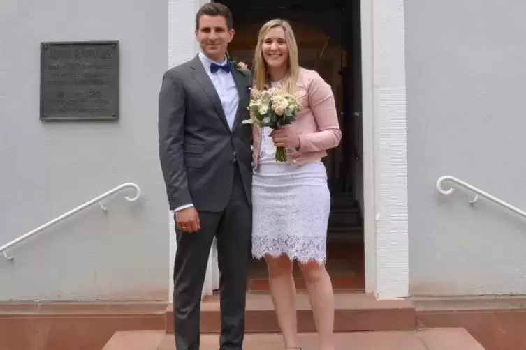 Handball-Nationalspielerin Marlene Zapf und Christoph Kalf haben im Alten Rathaus Wörth geheiratet. 