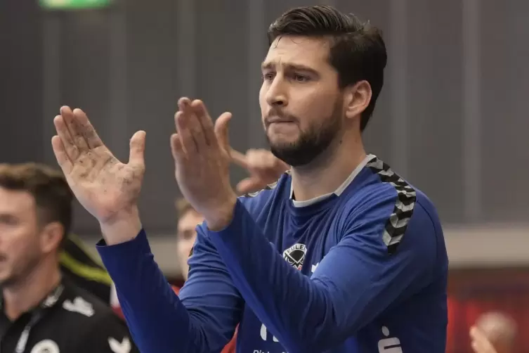 Fiebert mit: Handball-Nationaltorwart Martin Tomovski.