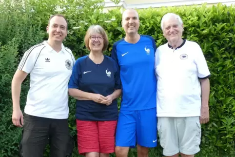 Deutsch-französischer Fußball-Abend: Willy Schächter (rechts) und Sohn Frédéric fiebern in weißen Trikots für Deutschland mit, s