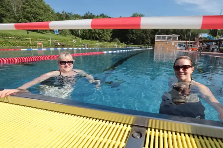 Unter den ersten Besucherinnen im Waldschwimmbad Eisenberg nach der Wiedereröffnung: Irina Schlegel (links) und Nadja Schnell.
