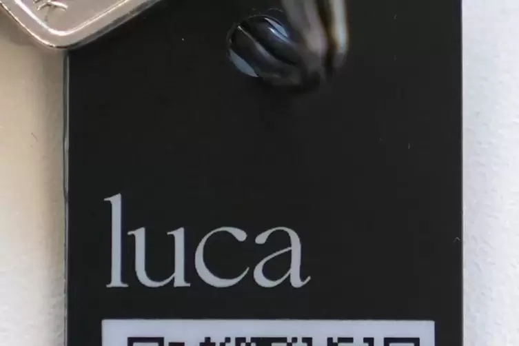 Wer kein Smartphone hat, kann einen von insgesamt 1500 Luca-App-Schlüsselanhängern bekommen.