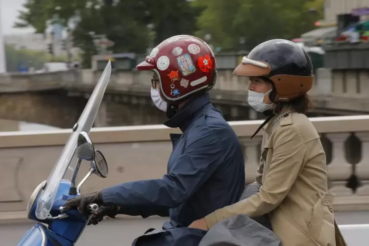 Die Franzosen dürfen ab Donnerstag wieder ohne Maske Zweiräder benutzen. 