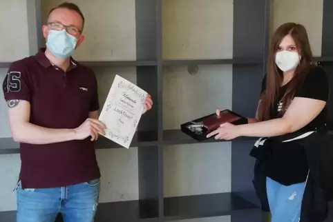 Gewinnerin Lana Michelle Körner mit Lehrer Peter Hammerschmidt, der den Wettbewerb organisiert hat. 