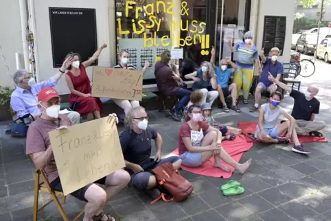 Protestaktion in Süd vorm Kulturcafé Franz & Lissy.