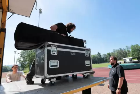 Die Firma Audiovisionrent von Tim Berker (rechts) baut wieder die Bühne und die Veranstaltungstechnik im Waldstadion Eisenberg a