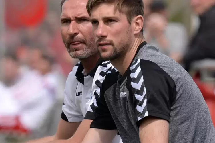 Zwei der Neuen in Hamburg: Julian Hübner (rechts) und Tim Walter, hier zusammen bei einem A-Junioren-Bundesligaspiel des KSC in 