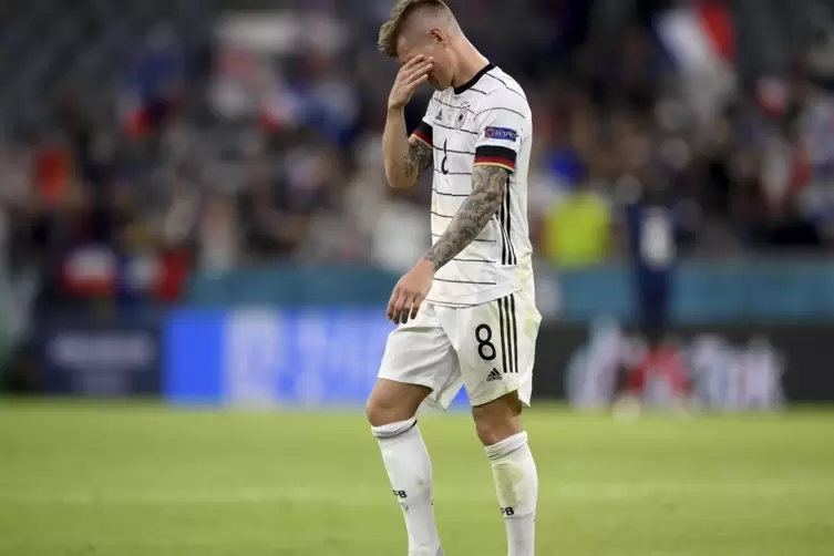 Mit gesenktem Kopf verlässt er nach der bitteren Niederlage gegen Frankreich das Spielfeld: der deutsche Mittelfeldspieler Toni 