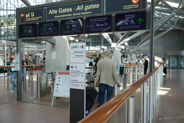 An der generellen Testpflicht für Flugreisende aus dem Ausland vor dem Abflug solle festgehalten werden, wünscht sich das bayeri
