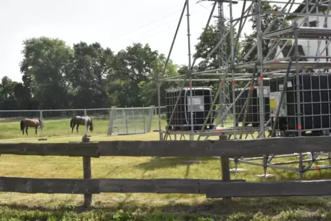 Die Rehhütte verwandelt sich zur Filmbühne: In den schwarzen Containern ist Wasser, als Ballast zur Stabilisierung der späteren 