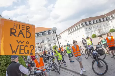 Bereits vergangene Woche demonstrierten über 100 Radfahrer für bessere Radwege in der Zweibrücker Innenstadt. 