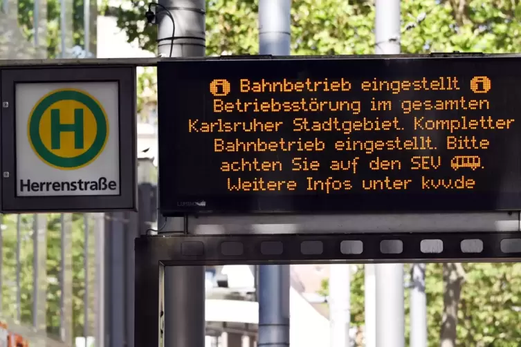 An dieser Straßenbahnhaltestelle in der Karlsruher Innenstadt wird auf einer digitalen Infotafel darauf hin gewiesen, daß der Ba
