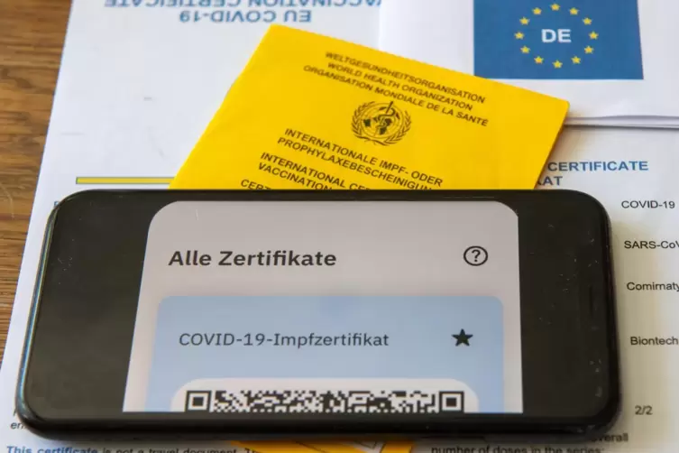 Der digitale Nachweis ist eine freiwillige Ergänzung des weiter gültigen gelben Passes aus Papier. 