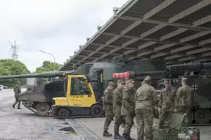 Die Schleppdächer, in denen früher Panzerhaubitzen abgestellt waren, will die Bima nicht abreißen. Die Schleppdächer, in denen früher Panzerhaubitzen abgestellt waren, will die Bima nicht abreißen.
