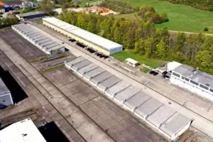 Der technische Bereich der ehemaligen Kaserne. Auf dem Bild ganz rechts: das aktuelle Impfzentrum.