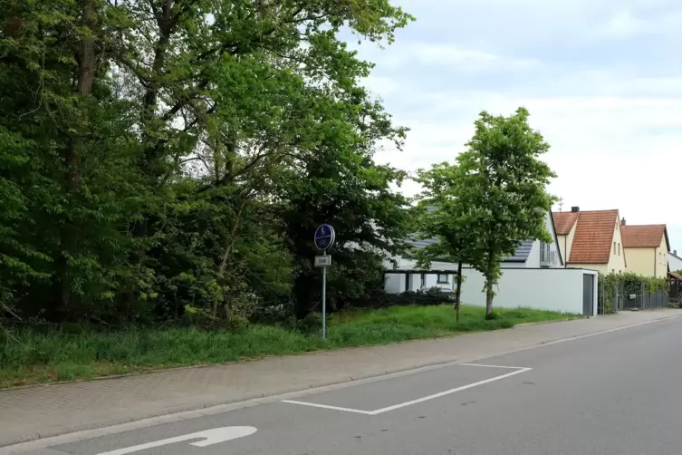 Direkt nach dem Ort, wo der Wald beginnt, ist der geplante Standort des Feuerwehrhauses. 