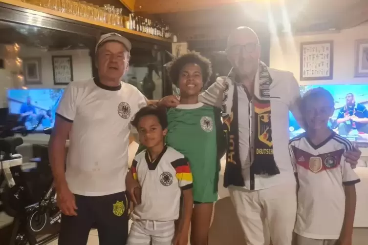 Deutschland-Fans an der französischen Atlantikküste (von links): Gernot Rohr mit Sohn Johann (9), seiner aus Madagaskar stammend