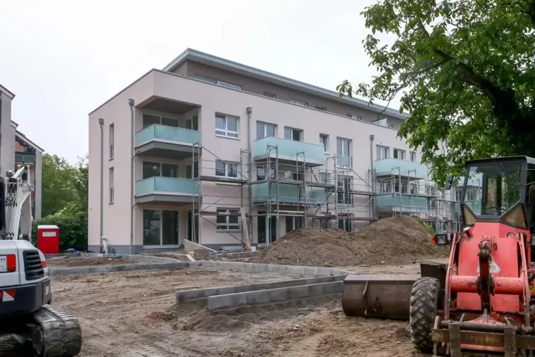 Albert-Einstein-Straße: Der Bau neuer Mehrfamilienhäuser der Gewo ist fast abgeschlossen. Zuletzt ging es um die Außenanlagen.