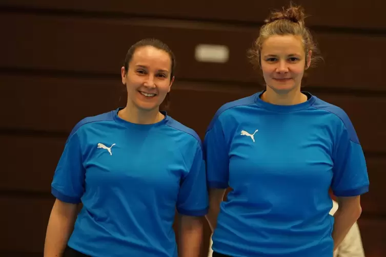 Die Schiedsrichterinnen Daniela Kuschel (links) und Sandra Senk aus Ludwigshafen bilden seit sechs Jahren ein Gespann. Sie haben