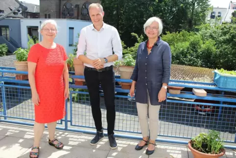 Engagieren sich für die Diakonie (von links): Petra Michel, Ingo Martin, Dekanin Barbara Kohlstruck, im Hintergrund die Apostelk