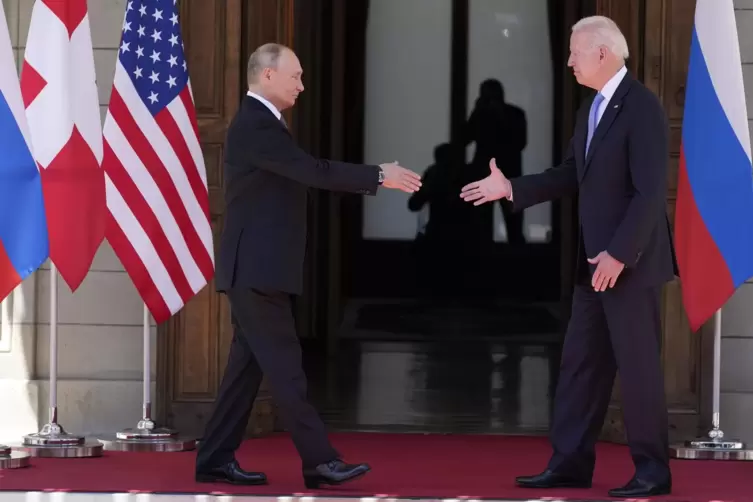 Zumindest körperlich nähern sich Wladimir Putin (links) und Joe Biden an.