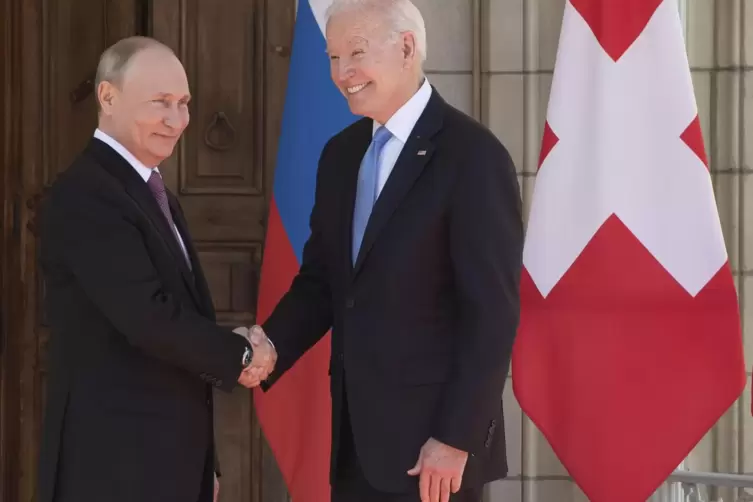 Immerhin – sie geben sich die Hände: Kremlchef Putin (links) und US-Präsident Biden.