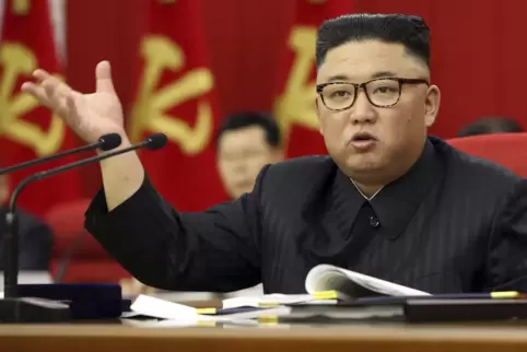 Auf diesem von der nordkoreanischen Regierung zur Verfügung gestellten Foto spricht Nordkoreas Führer Kim Jong Un während einer 
