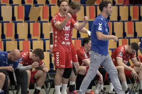 Bereits gegen Leipzig – hier neben Trainer Ben Matschke – wieder im Kader, in Magdeburg dann auf dem Spielfeld: Jannik Hofmann. 
