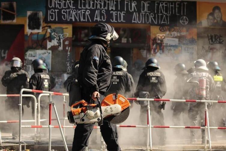 Brandschutzprüfung: Polizei bricht in «Rigaer 94» Türen auf - Politik - DIE RHEINPFALZ