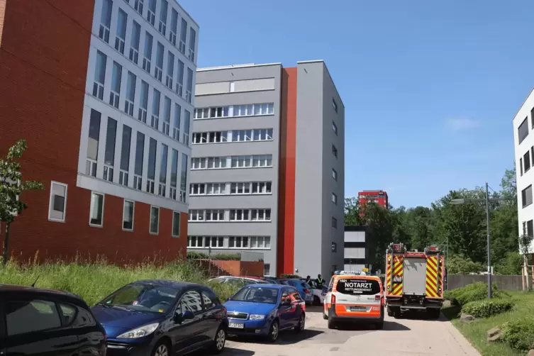 Ein Großaufgebot an Einsatzkräften eilte zum betroffenen Uni-Gebäude in Saarbrücken.