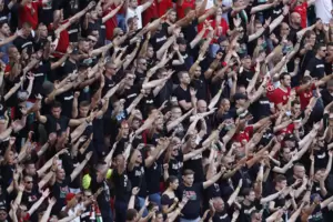 Eng beieinander, ohne Masken – inmitten der Pandemie: ungarische Fans in Budapest. 