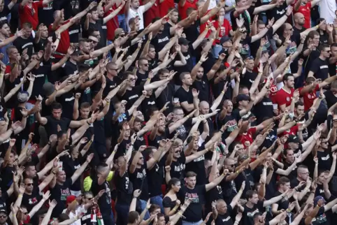 Eng beieinander, ohne Masken – inmitten der Pandemie: ungarische Fans in Budapest. 